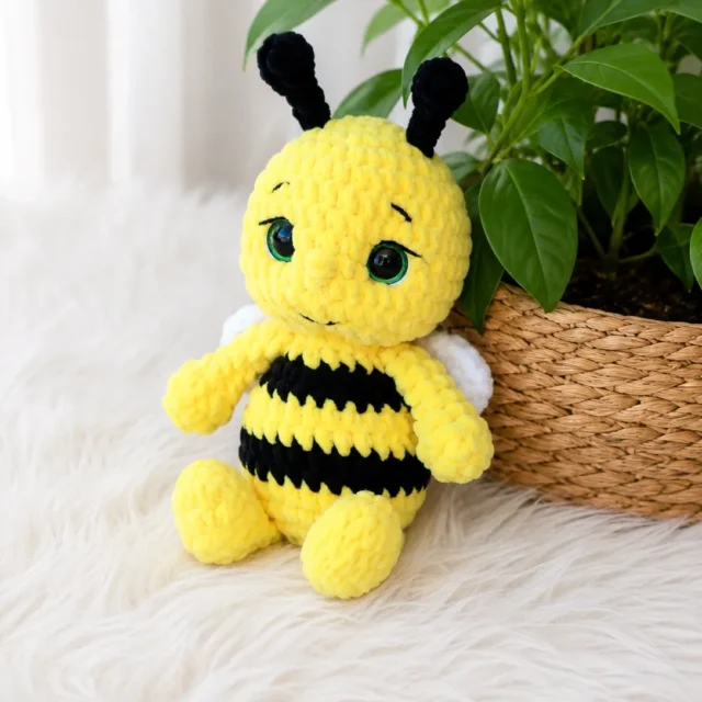 How to crochet a chubby bumblebee amigurumi