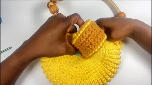 Chunky t-shirt yarn crochet bag with lid and handle — photo 2