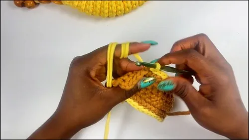 Chunky t-shirt yarn crochet bag with lid and handle — photo 3