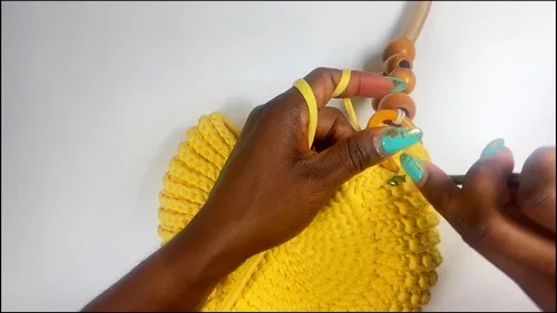 Chunky t-shirt yarn crochet bag with lid and handle — photo 5
