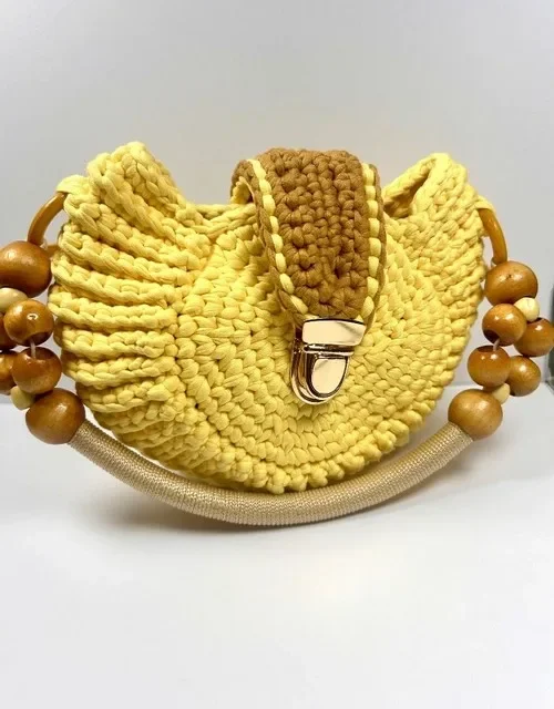 Chunky t-shirt yarn crochet bag with lid and handle