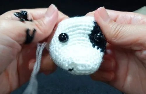 Crochet a Bull Terrier amigurumi with firm single crochet fabric — photo 3