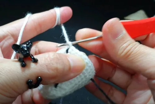 Crochet a Bull Terrier amigurumi with firm single crochet fabric — photo 4