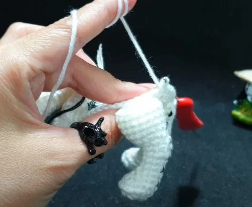 Crochet a Bull Terrier amigurumi with firm single crochet fabric — photo 6