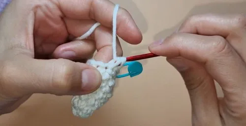 Crochet bunny bag with amigurumi legs and ears — photo 3