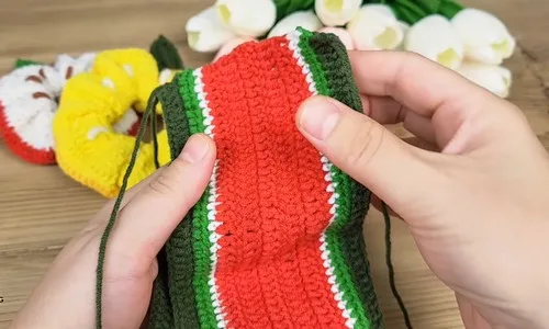 Crochet fruit scrunchie pattern with a stitched-on stem — photo 3
