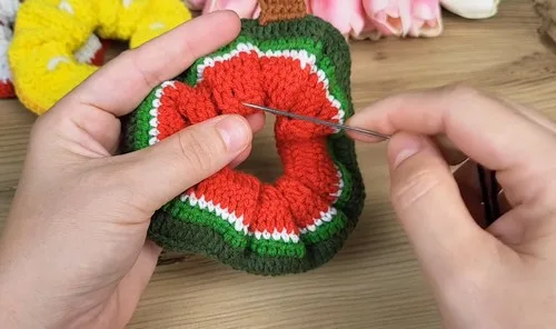 Crochet fruit scrunchie pattern with a stitched-on stem — photo 4