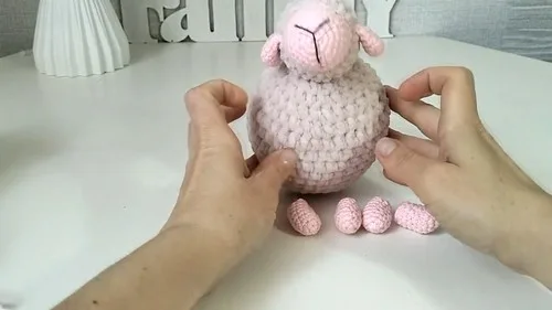 Crochet plush sheep pattern with a woolly ridged body — photo 2