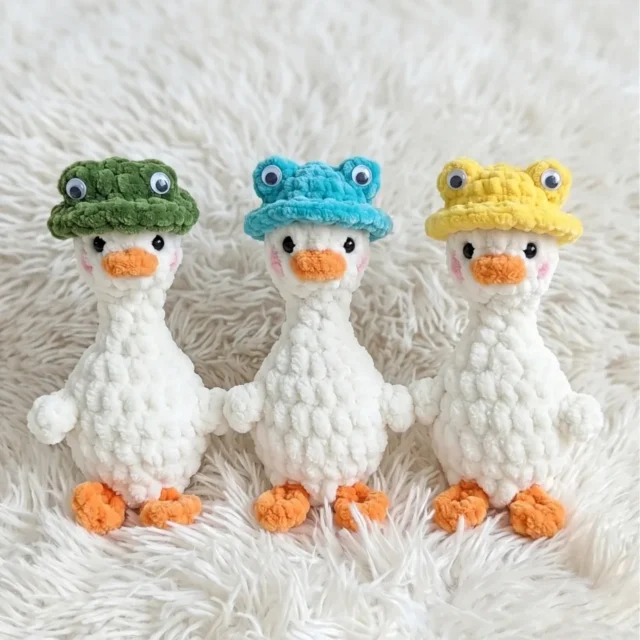 Mini goose amigurumi with a crochet frog hat pattern