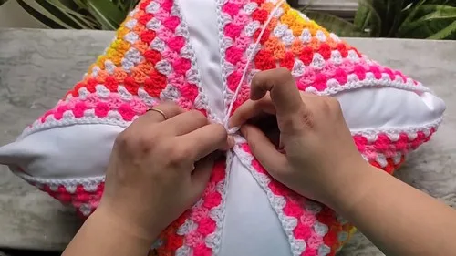 A reversible granny square cover for your cushion — photo 4