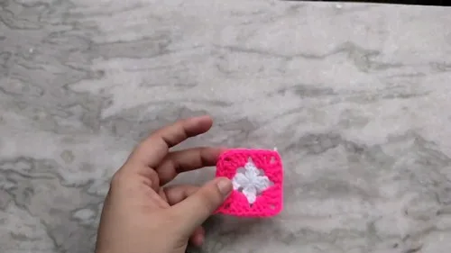 A reversible granny square cover for your cushion — photo 5