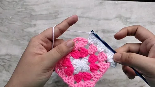 A reversible granny square cover for your cushion — photo 6
