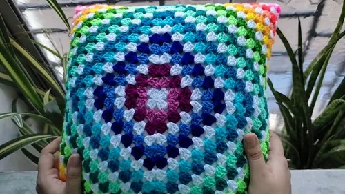 A reversible granny square cover for your cushion — photo 2