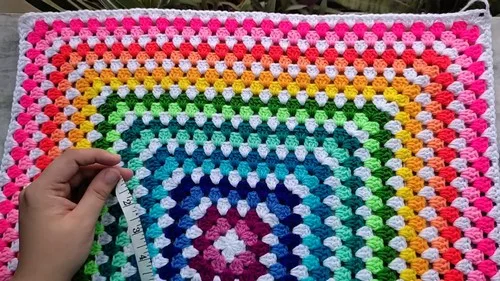 A reversible granny square cover for your cushion — photo 3
