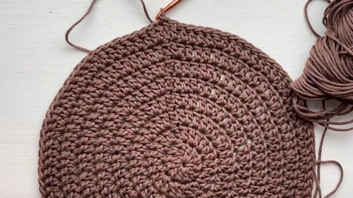 Round flat placemat crocheted from cotton macro cord — photo 2