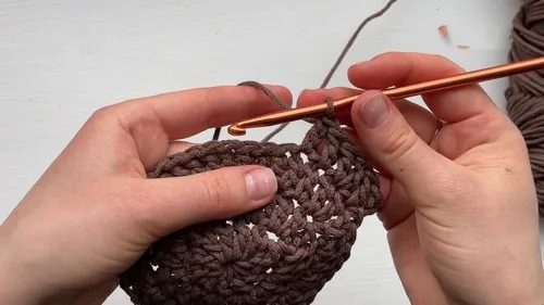 Round flat placemat crocheted from cotton macro cord — photo 3