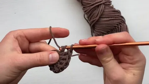 Round flat placemat crocheted from cotton macro cord — photo 4