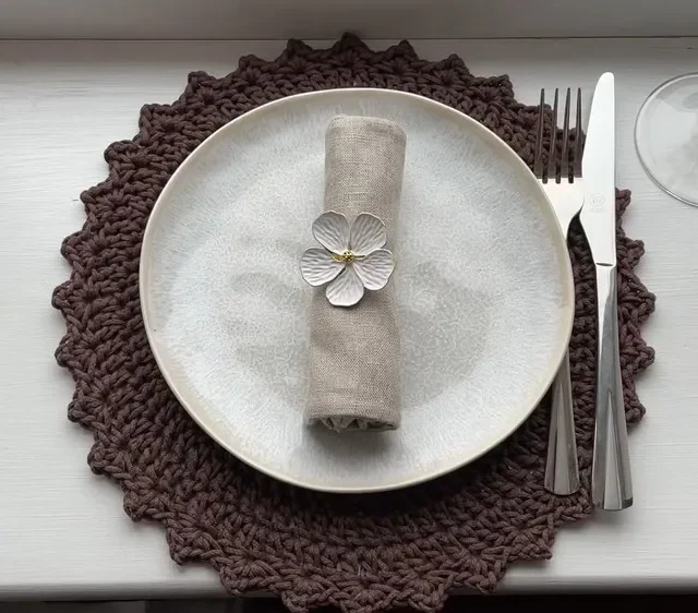 Round flat placemat crocheted from cotton macro cord