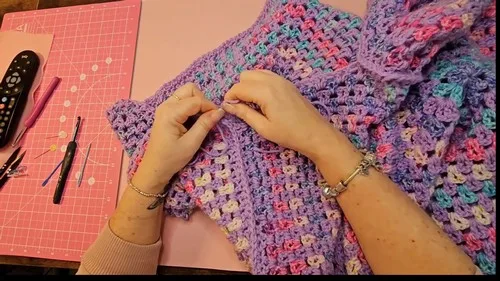 V-stitch hexagon cardigan with open lattice texture — photo 2