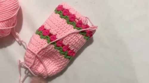 Double crochet water bottle holder with a pink flower trim — photo 3