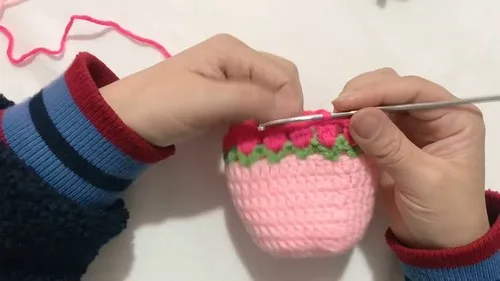 Double crochet water bottle holder with a pink flower trim — photo 4