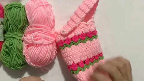 Double crochet water bottle holder with a pink flower trim — photo 6