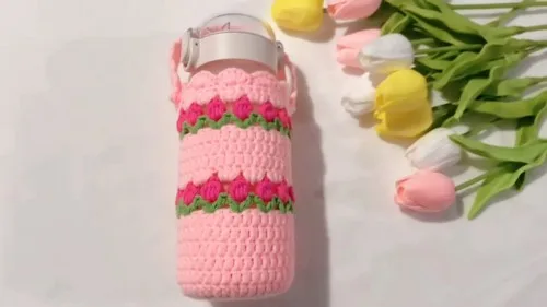 Double crochet water bottle holder with a pink flower trim — photo 2