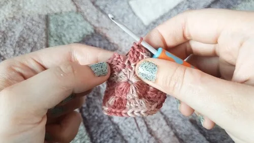 Large granny square in double crochet stitch — photo 4
