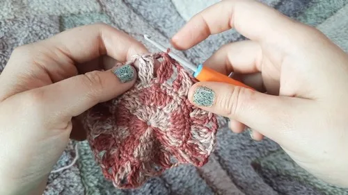 Large granny square in double crochet stitch — photo 5