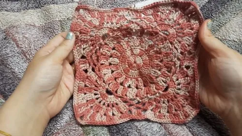 Large granny square in double crochet stitch — photo 2
