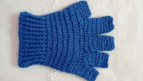 Open-Finger Crochet Baby Gloves With a Snug Cuff