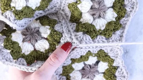 Puff stitch hexagon granny stocking pattern — photo 4