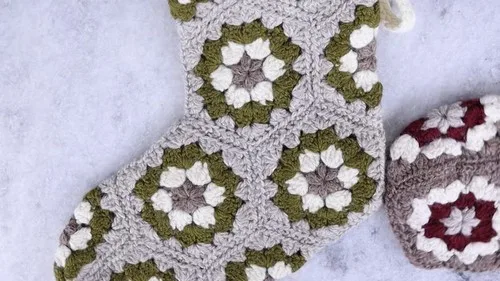 Puff stitch hexagon granny stocking pattern — photo 2