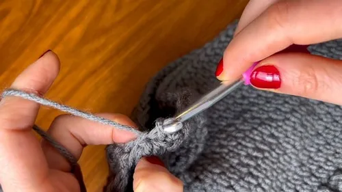 How to Crochet a Raglan Pullover With Ribbed Collar and Cuffs — photo 3