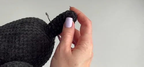 Crochet a sleeping cat amigurumi with a curled tail — photo 3