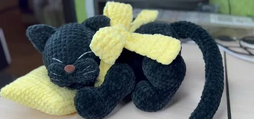 Crochet a sleeping cat amigurumi with a curled tail