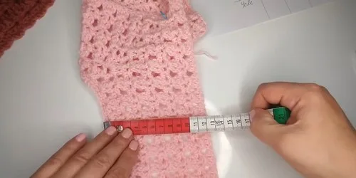 Textured shell-stitch baby cardigan for winter days — photo 3