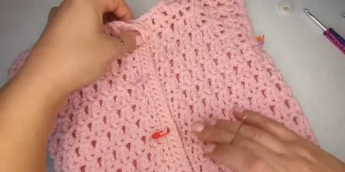 Textured shell-stitch baby cardigan for winter days — photo 5