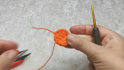 Triple crochet daisy motif with a squared petal edge — photo 3