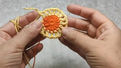 Triple crochet daisy motif with a squared petal edge — photo 4