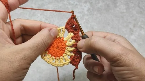 Triple crochet daisy motif with a squared petal edge — photo 5