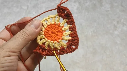 Triple crochet daisy motif with a squared petal edge — photo 6